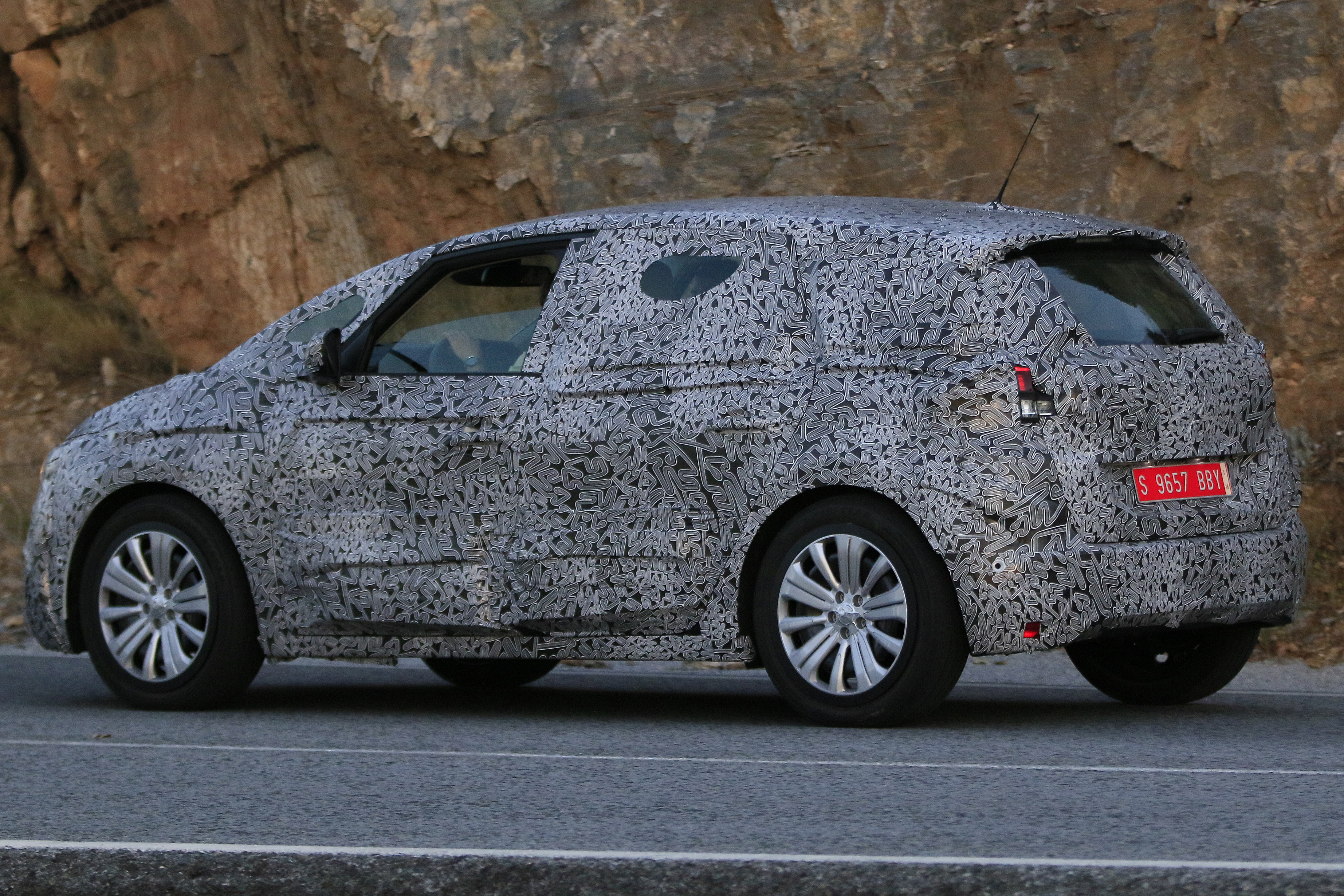 Renault Scenic spyshots side rear