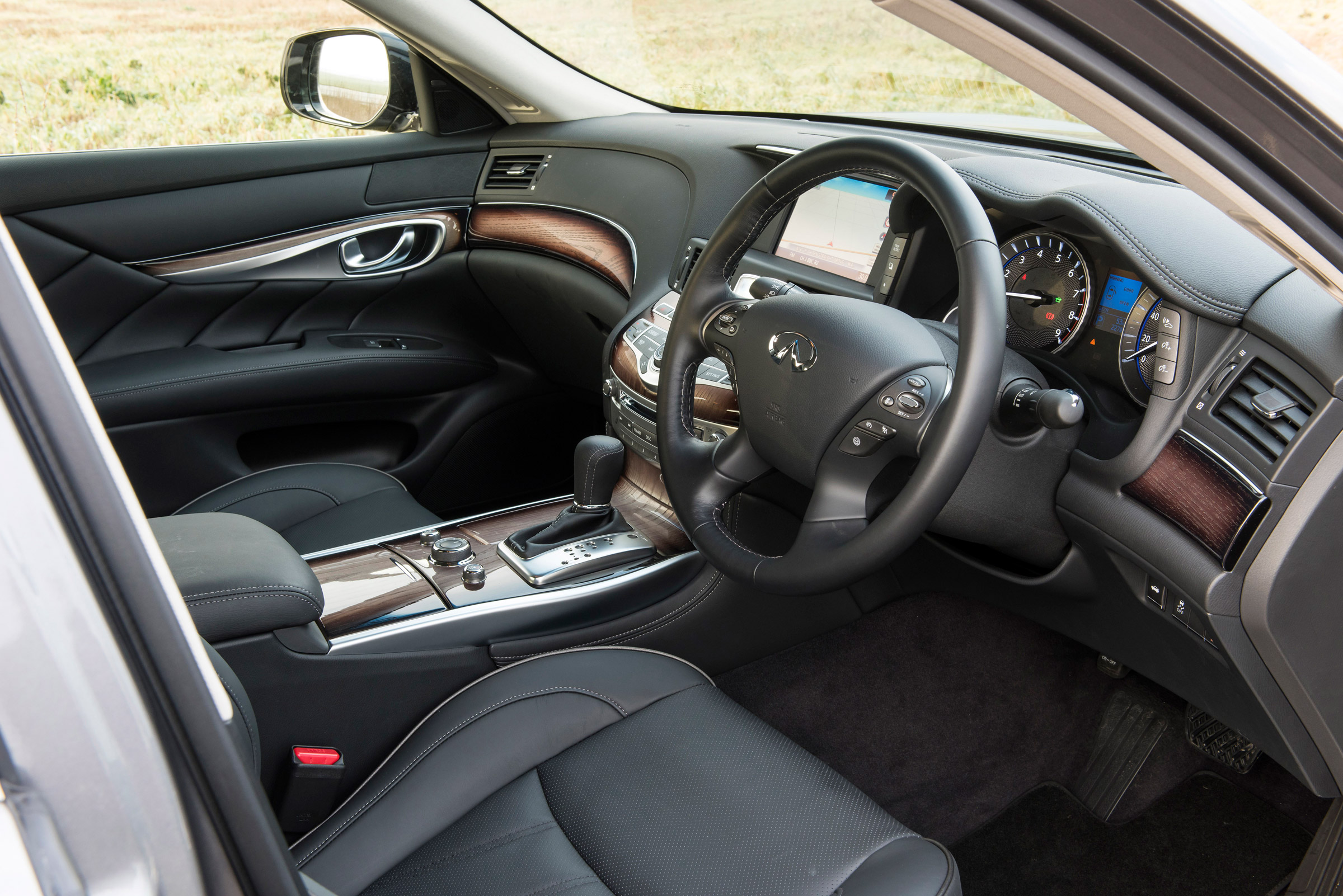 Infiniti Q70 hybrid interior