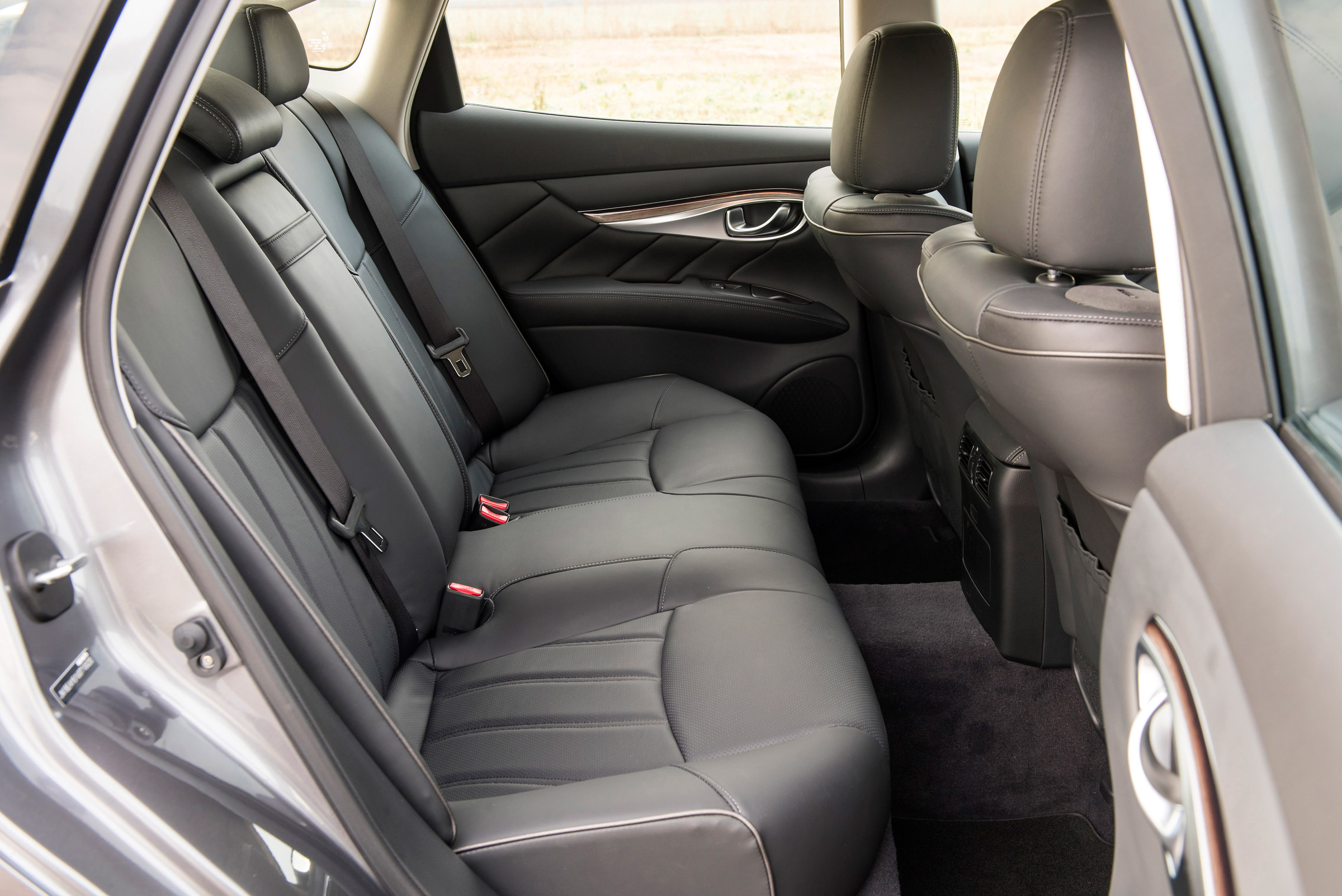 Infiniti Q70 hybrid rear seats