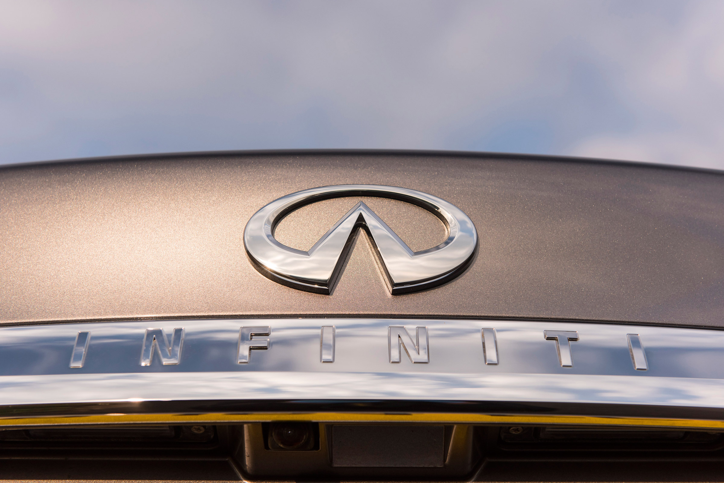 Infiniti Q70 hybrid logo