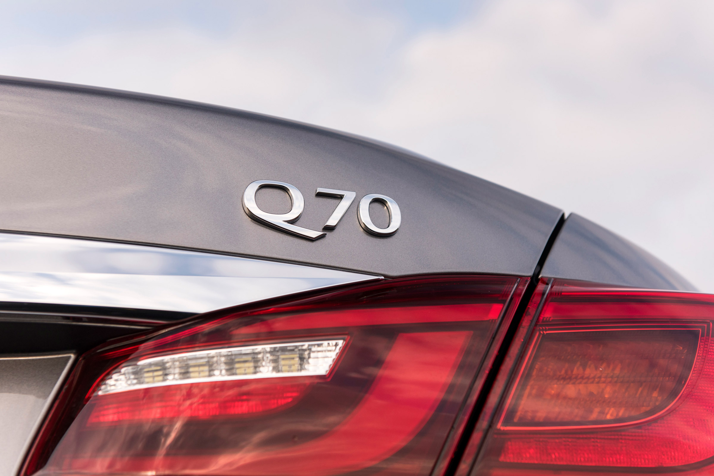 Infiniti Q70 hybrid taillight