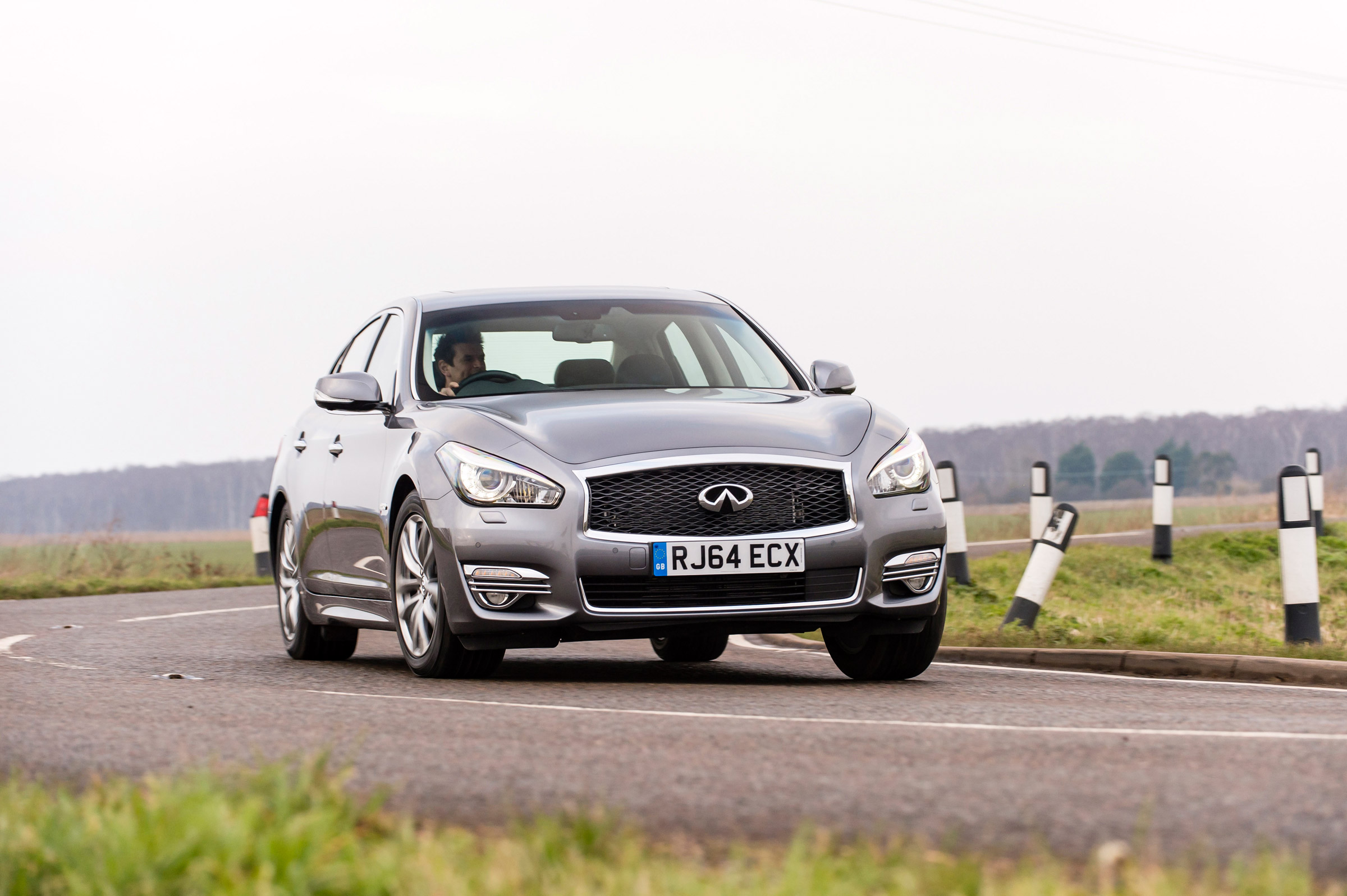 Infiniti Q70 hybrid action