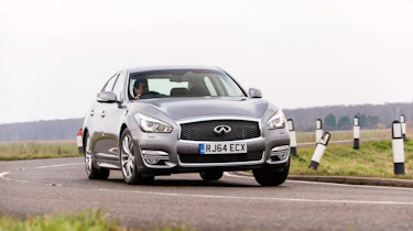 Infiniti Q70 hybrid action