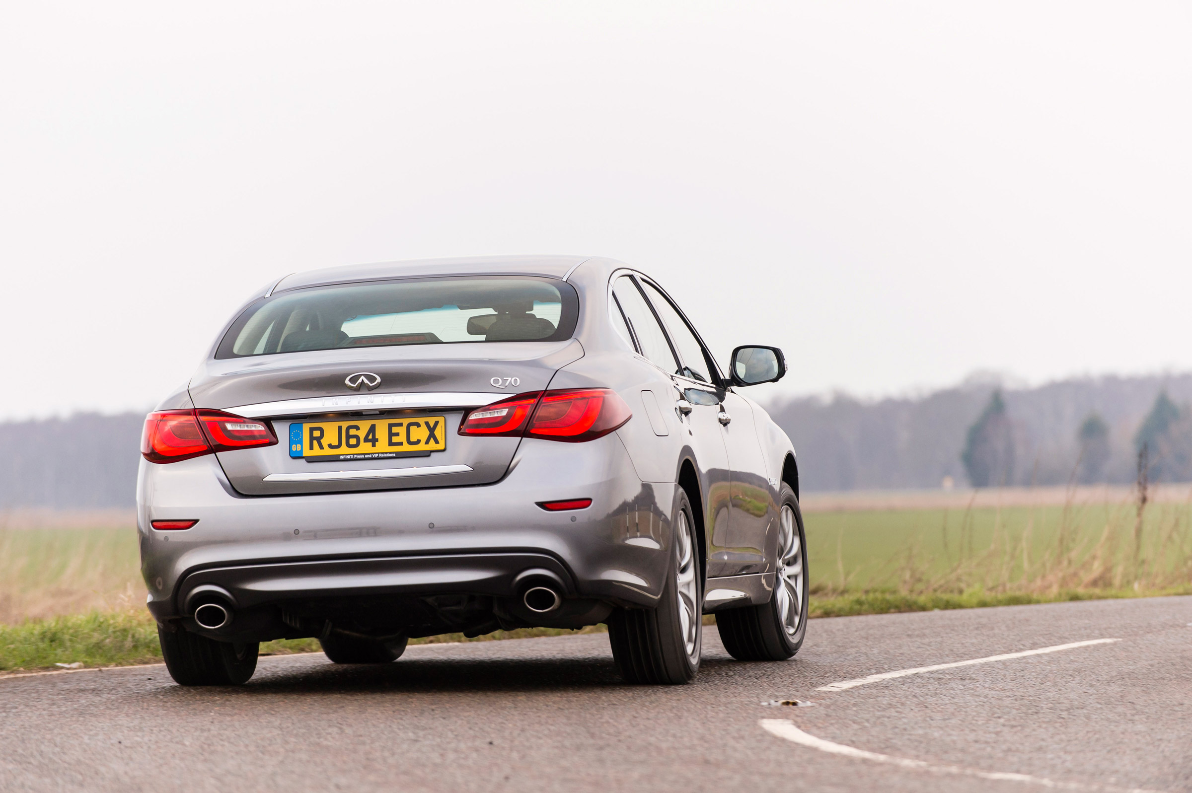 Infiniti Q70 hybrid rear action