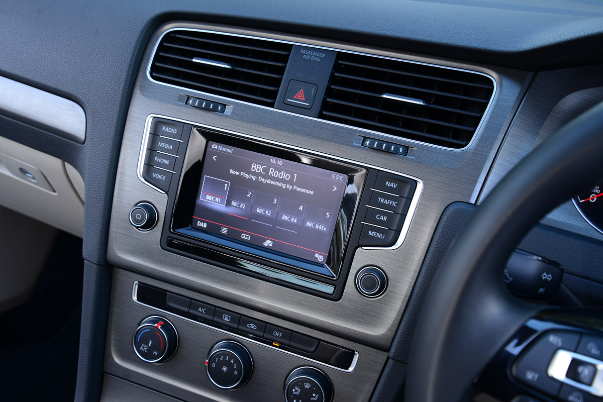 Volkswagen Golf hatchback 2013 radio
