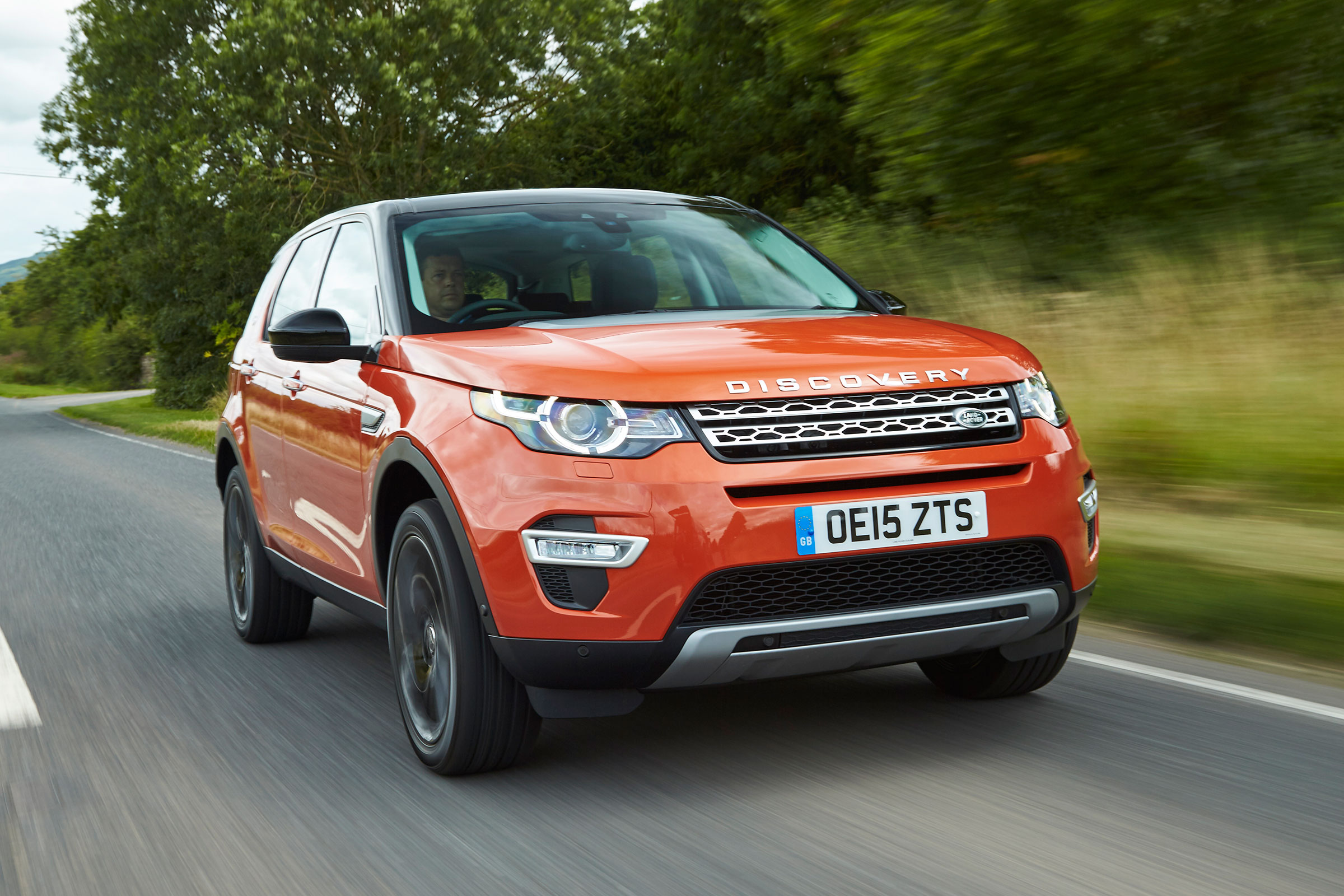Land Rover Discovery Sport - front tracking