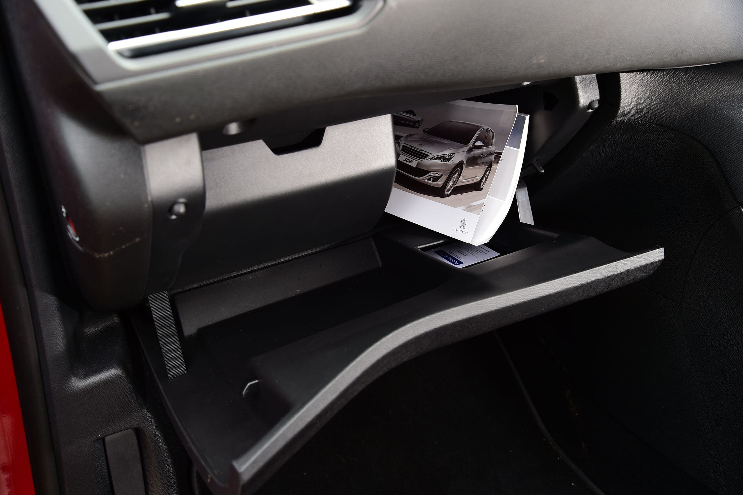 Peugeot 308 SW - glovebox