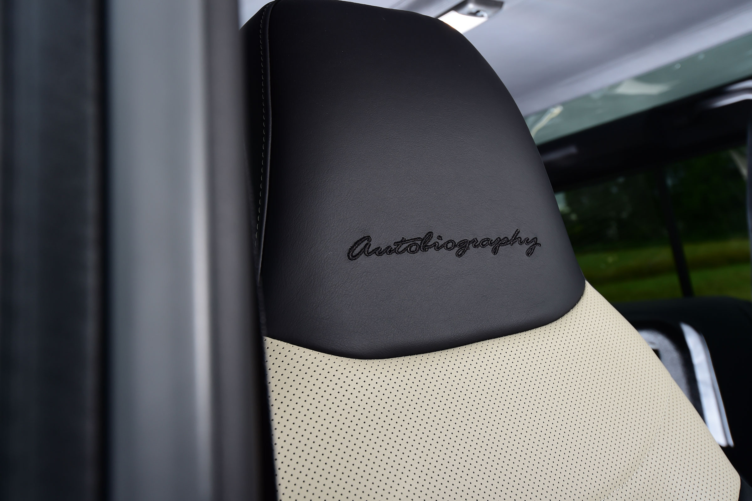 Land Rover Defender Autobiography - seat