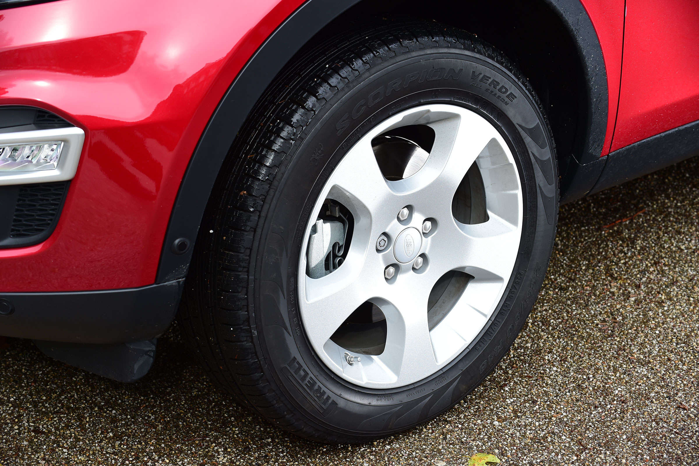 Land Rover Discovery Sport - wheel
