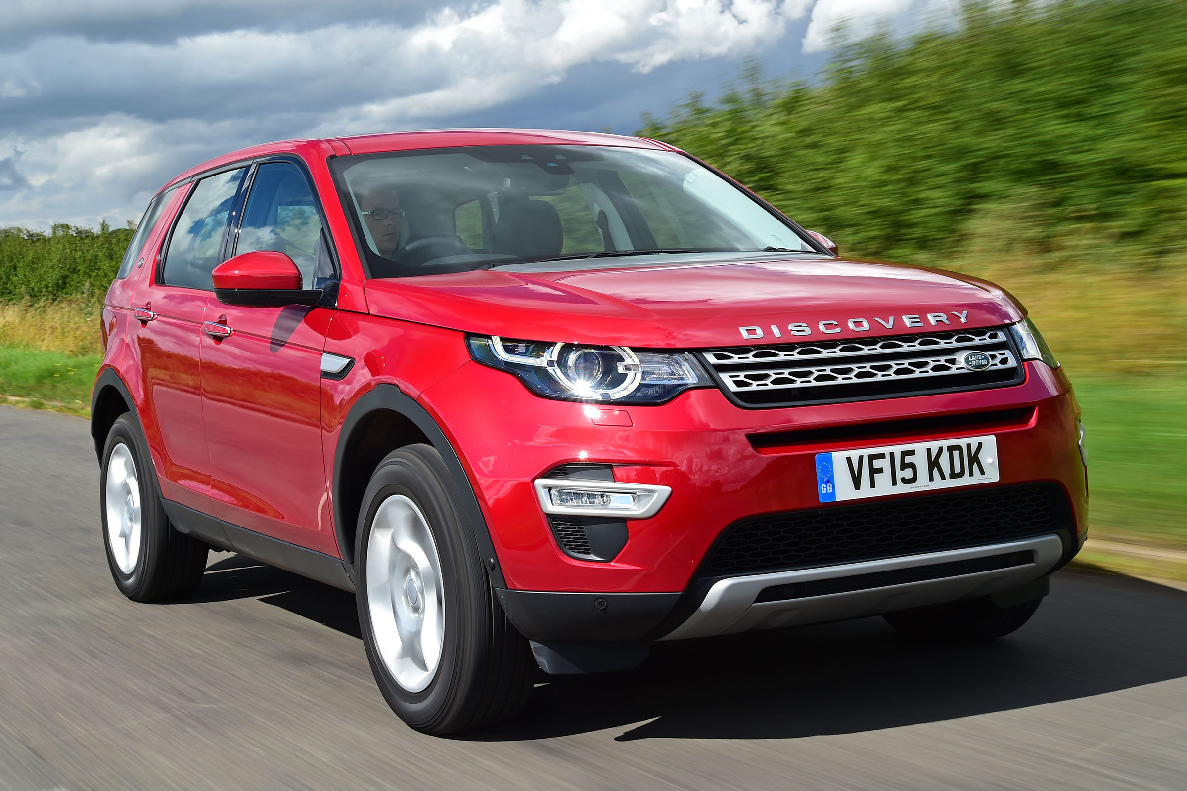 Land Rover Discovery Sport - front tracking