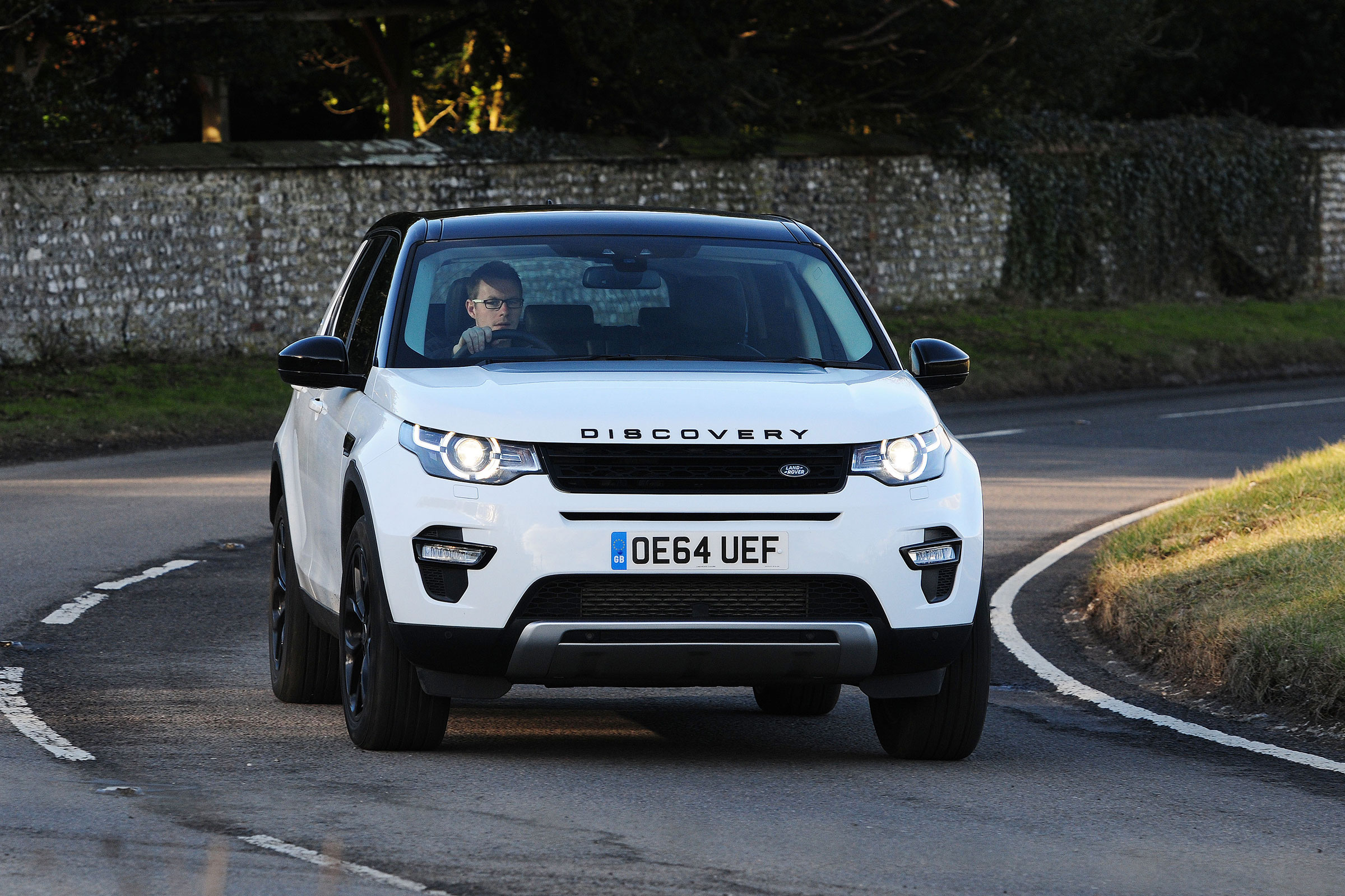 Land Rover Discovery Sport - front cornering