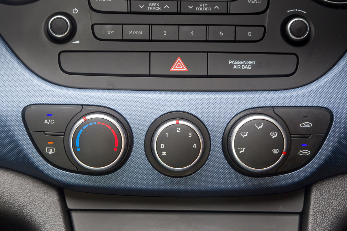 Hyundai i10 1.2 Premium dials