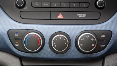 Hyundai i10 1.2 Premium dials
