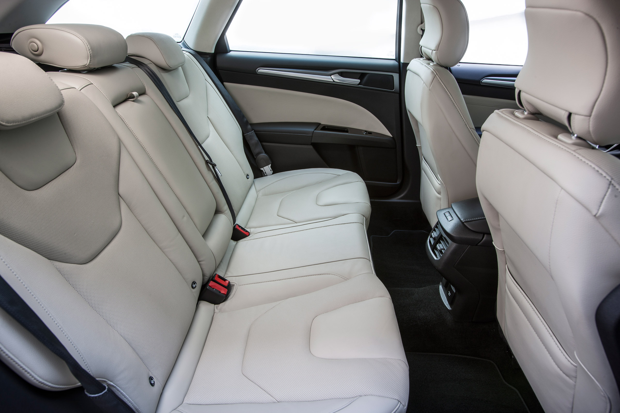 Ford Mondeo Estate 1.5 EcoBoost 2014 rear seats