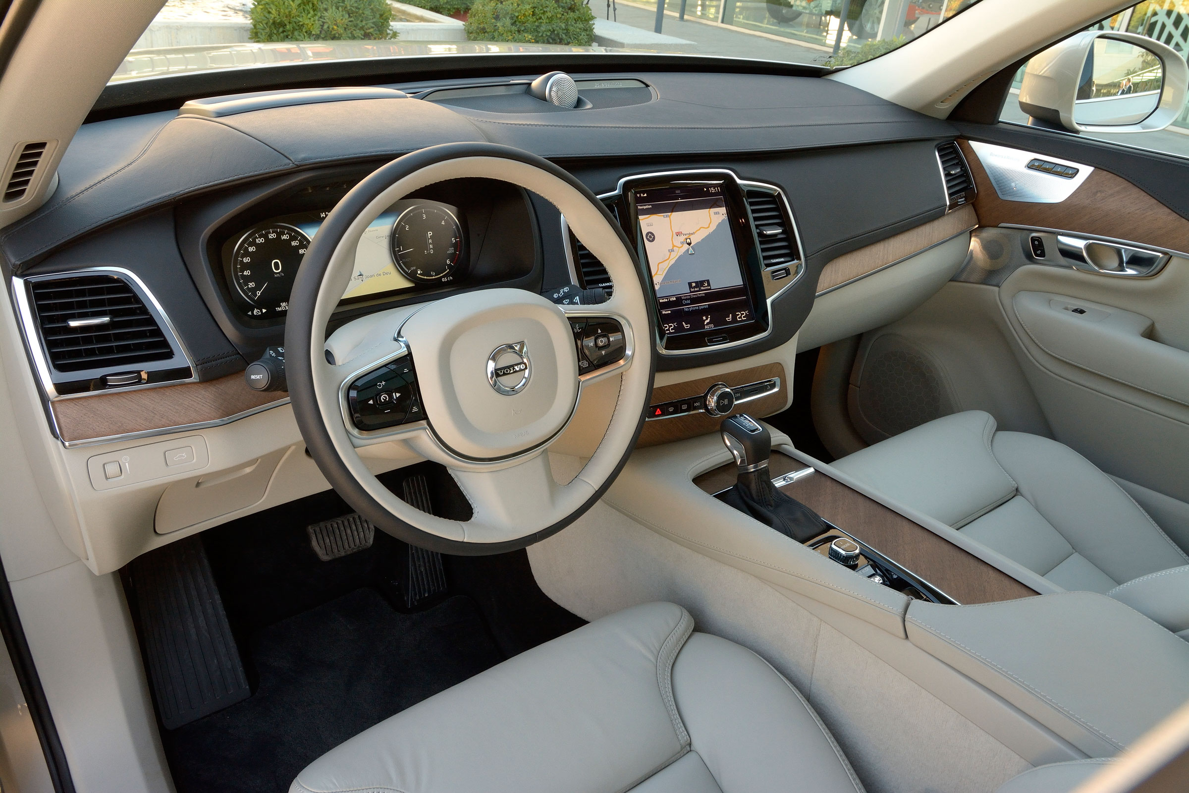 Volvo XC90 2015 - cabin