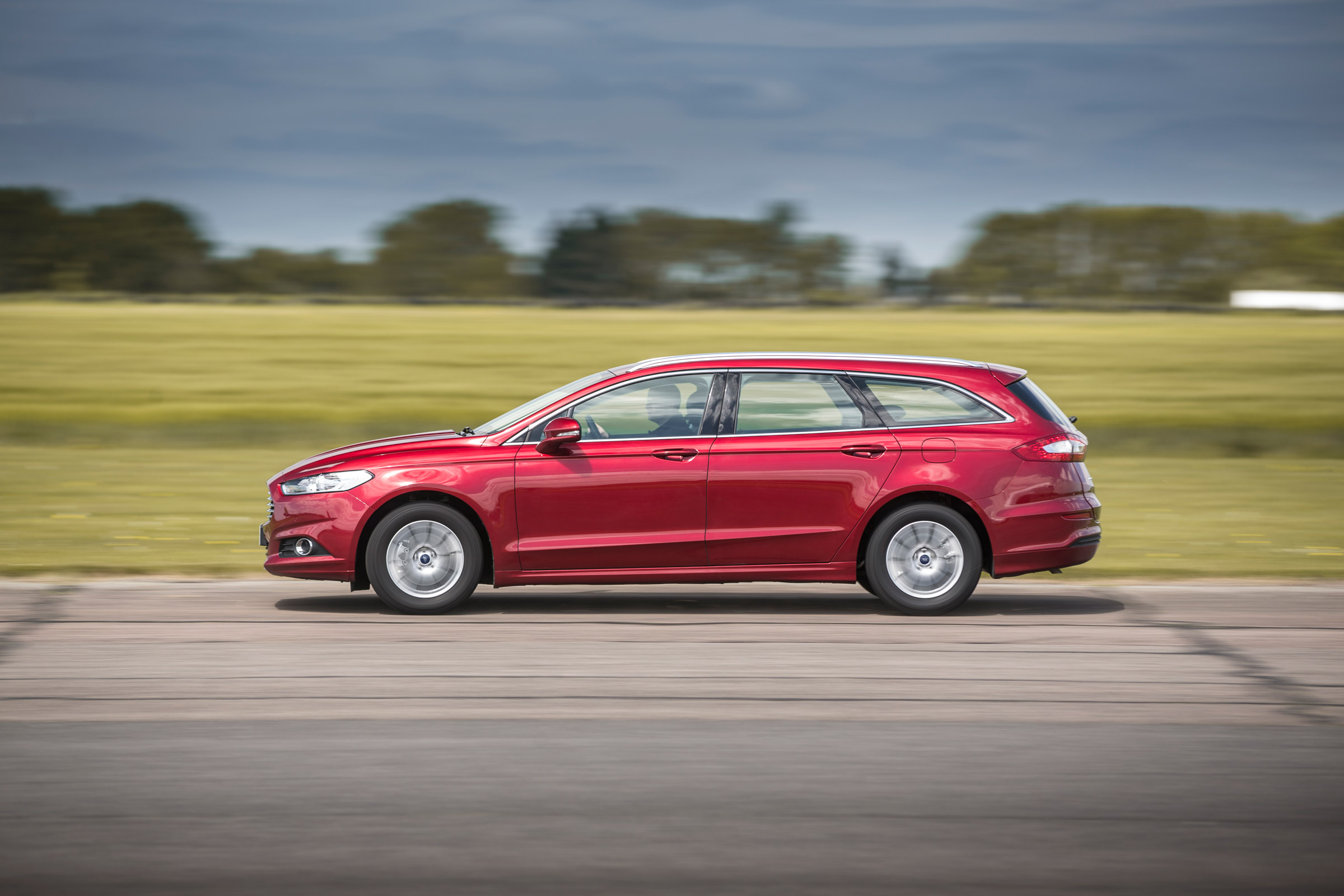 Ford Mondeo Estate side