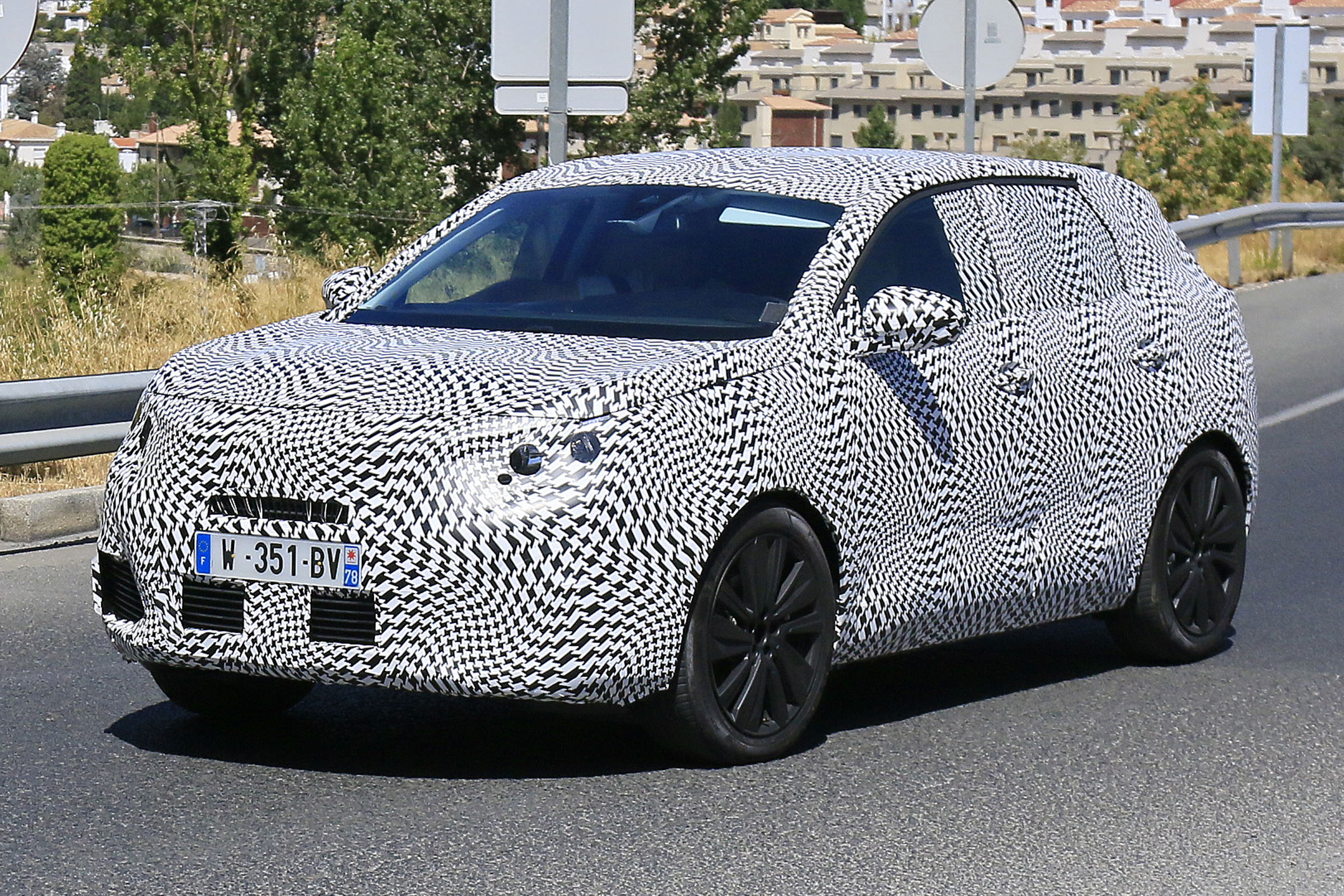 2017 Peugeot 3008 spies front side