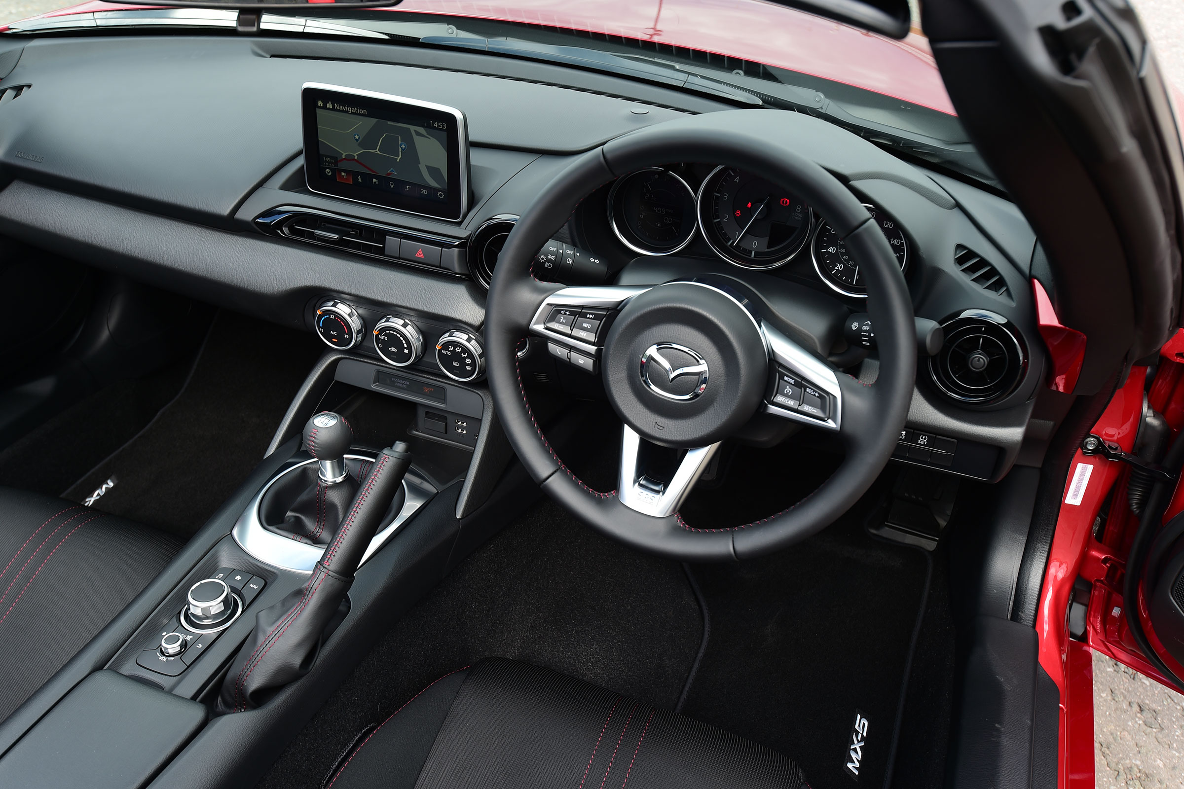 Mazda MX-5 - interior
