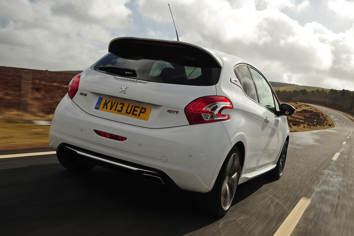 Peugeot 208 GTi rear tracking