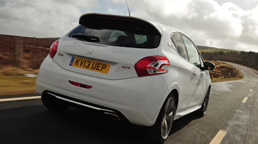 Peugeot 208 GTi rear tracking