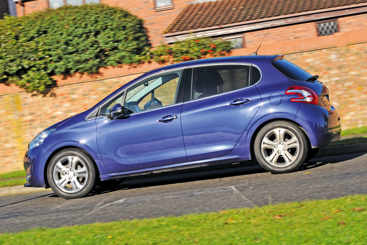 Peugeot 208 panning