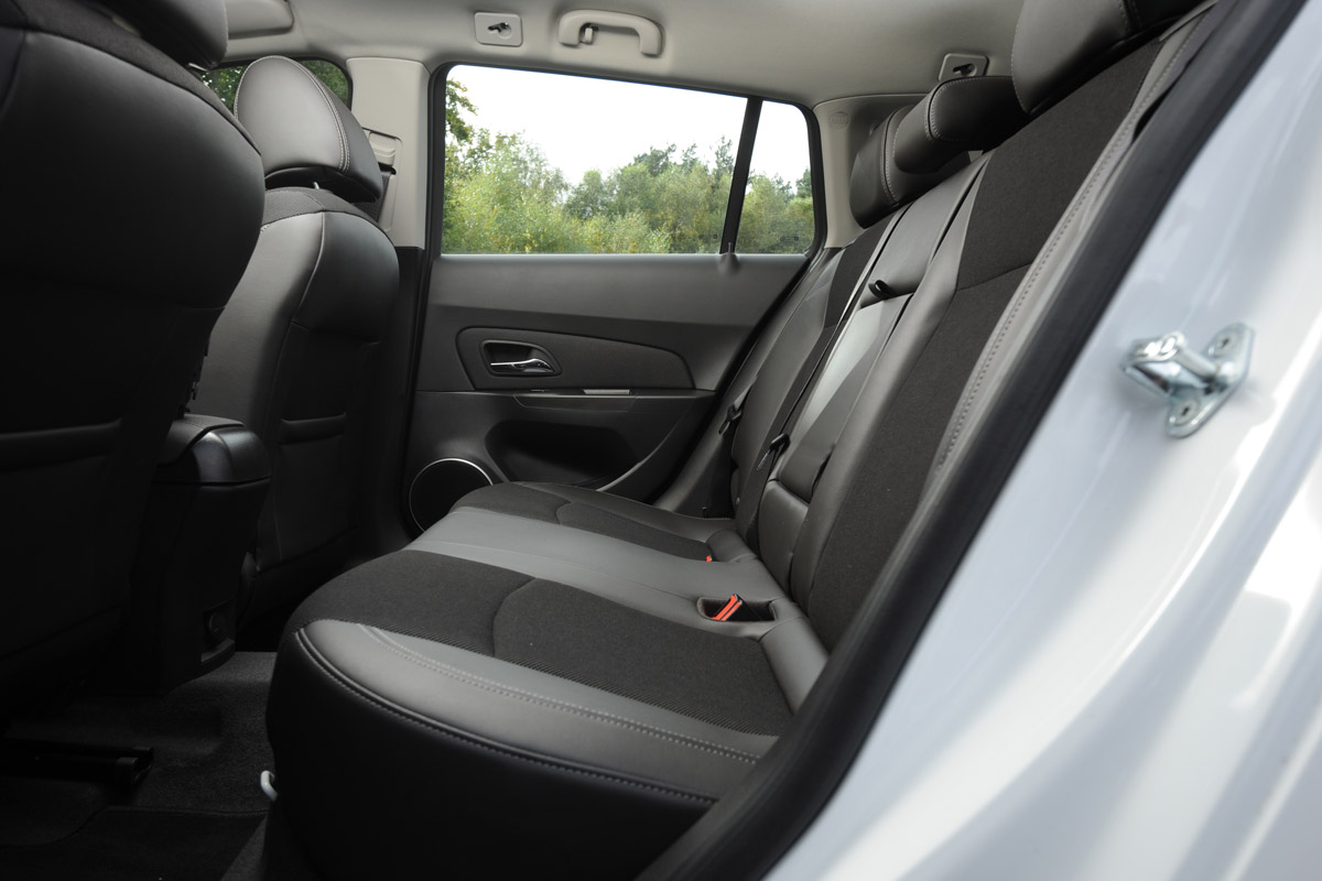 Chevrolet Cruze SW rear seats