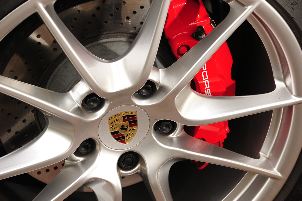 Porsche 911 Carrera 4 wheel detail