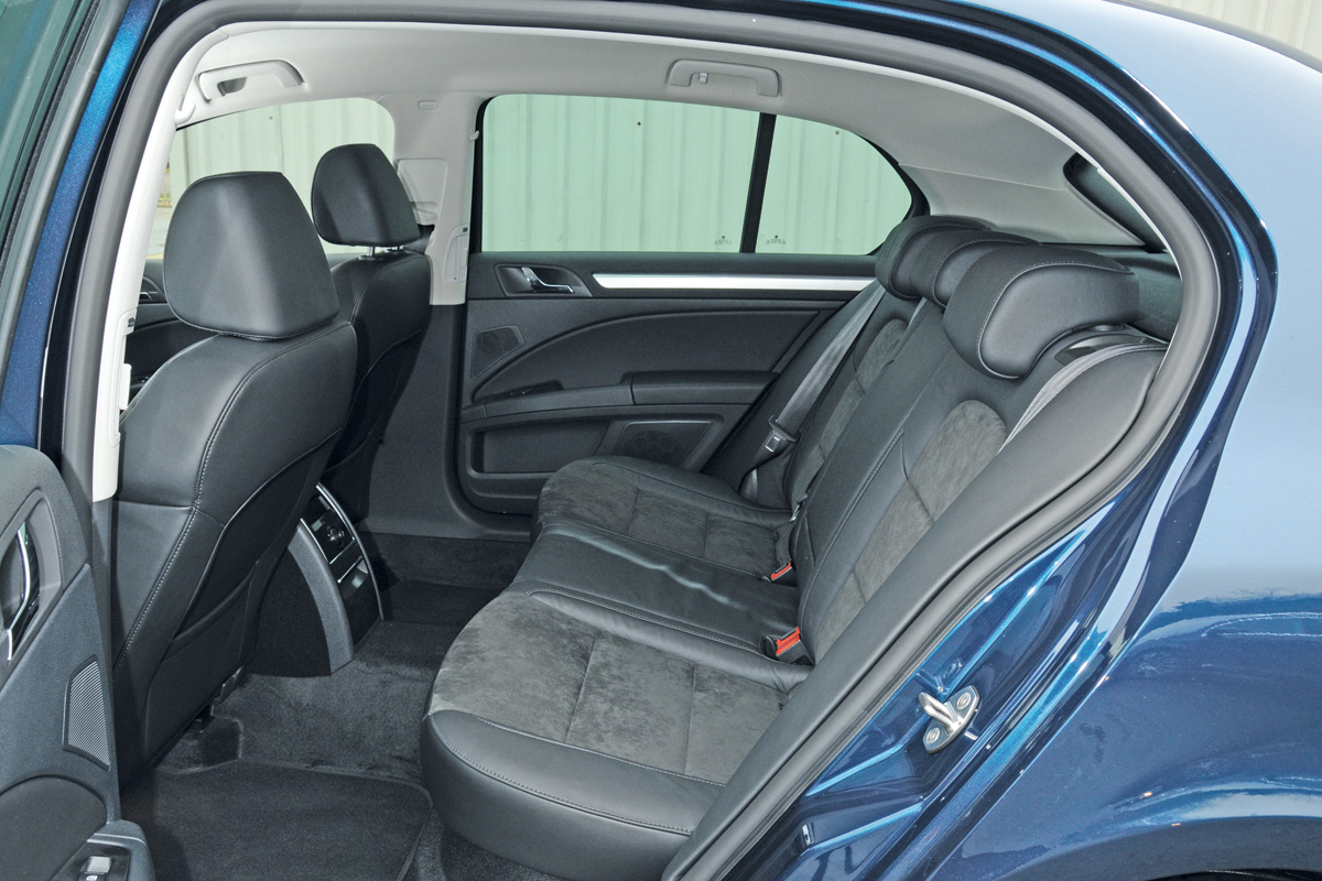 Skoda Superb 2.0 TDI SE Plus rear seats