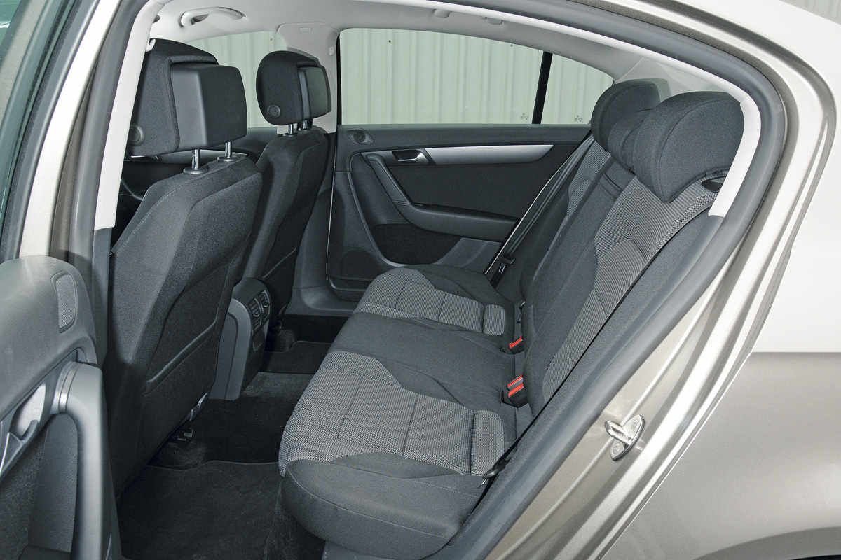 Volkswagen Passat 2.0 TDI Sport rear seats