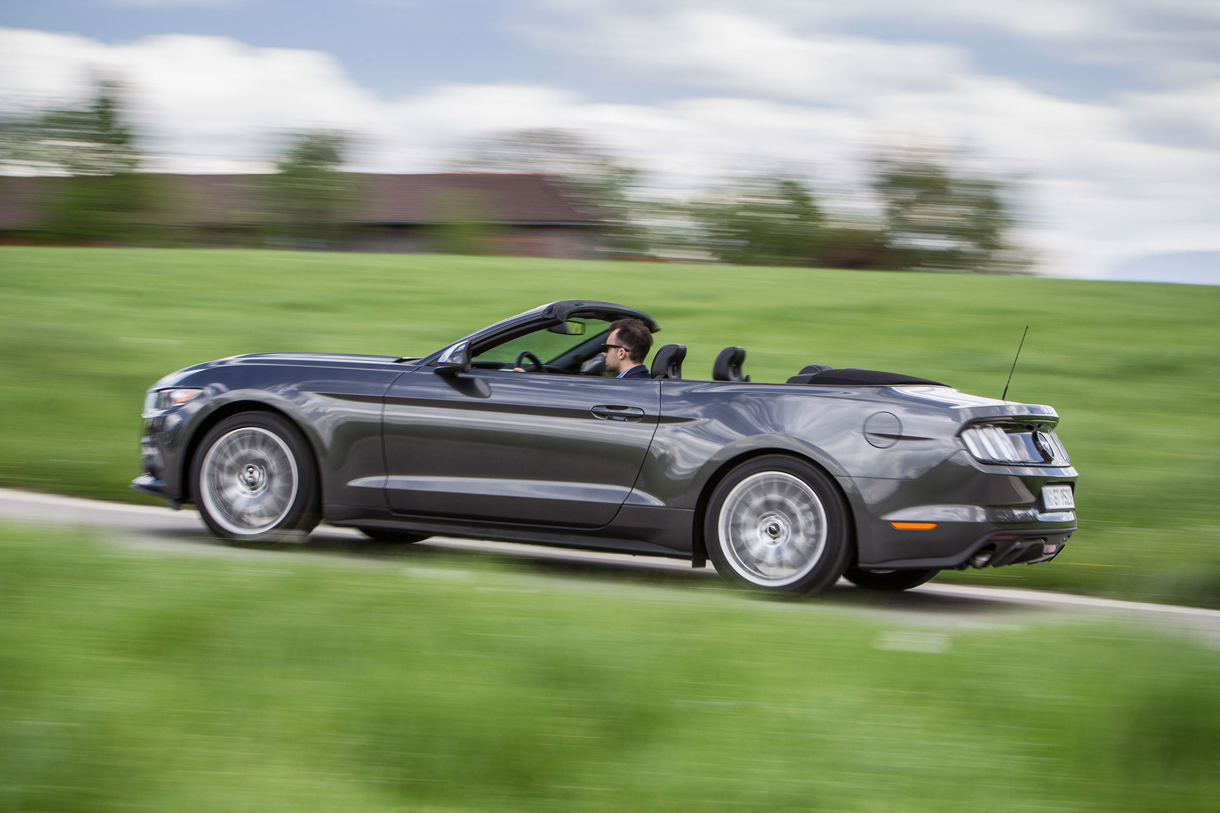 Ford Mustang Convertible - panning