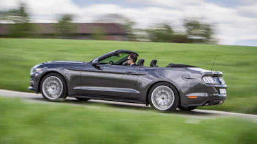 Ford Mustang Convertible - panning