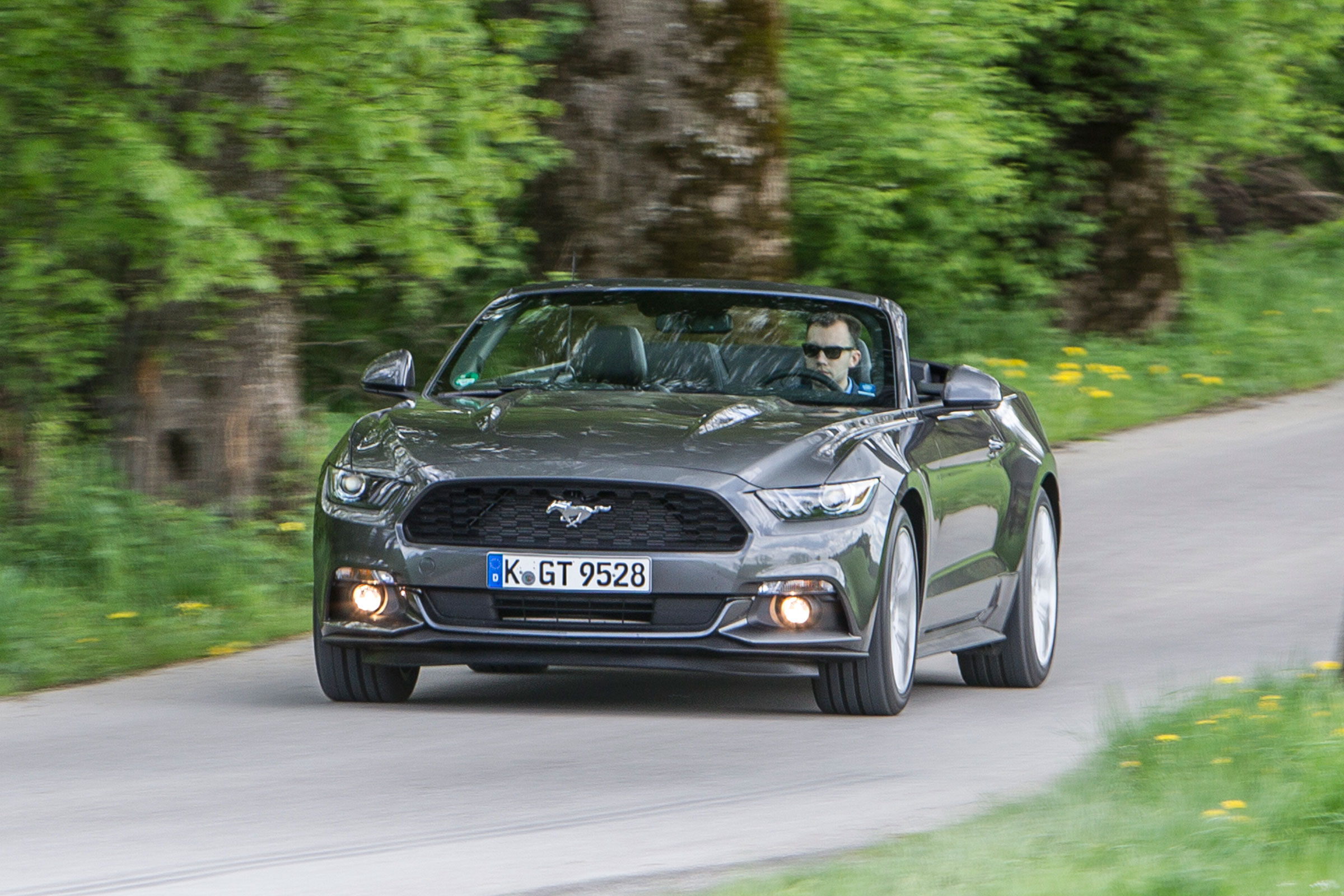 Ford Mustang Convertible - front driving