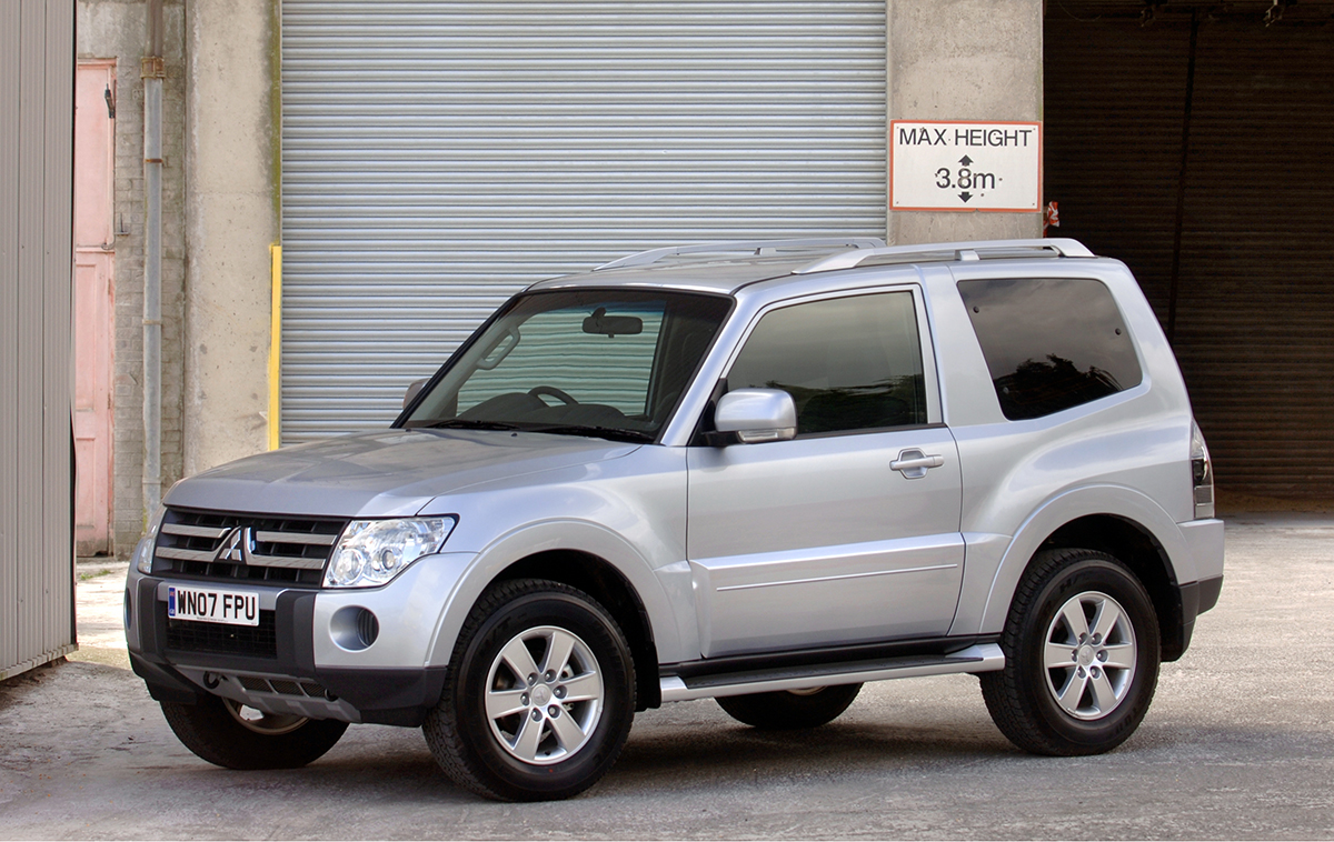 Mitsubishi 4Work SWB front right side