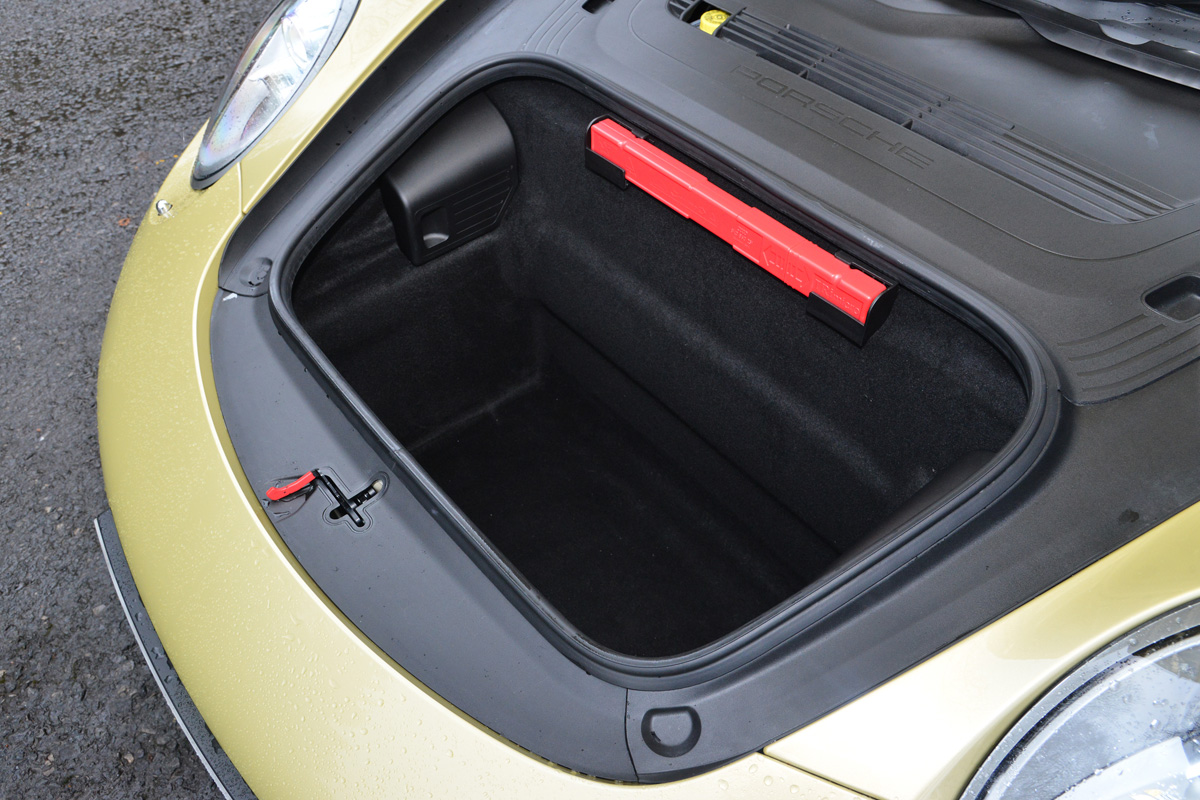 Porsche 911 Carrera 4S boot