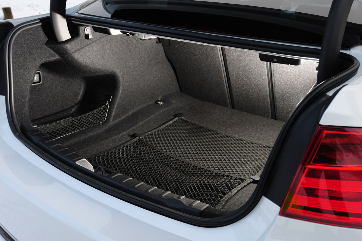 BMW 320i xDrive boot