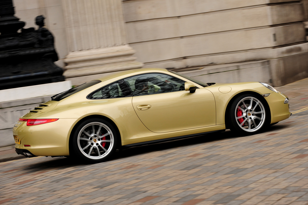 Porsche 911 Carrera 4 panning