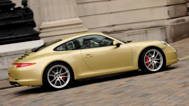 Porsche 911 Carrera 4 panning