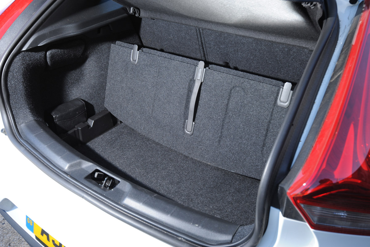 Volvo V40 Cross Country boot