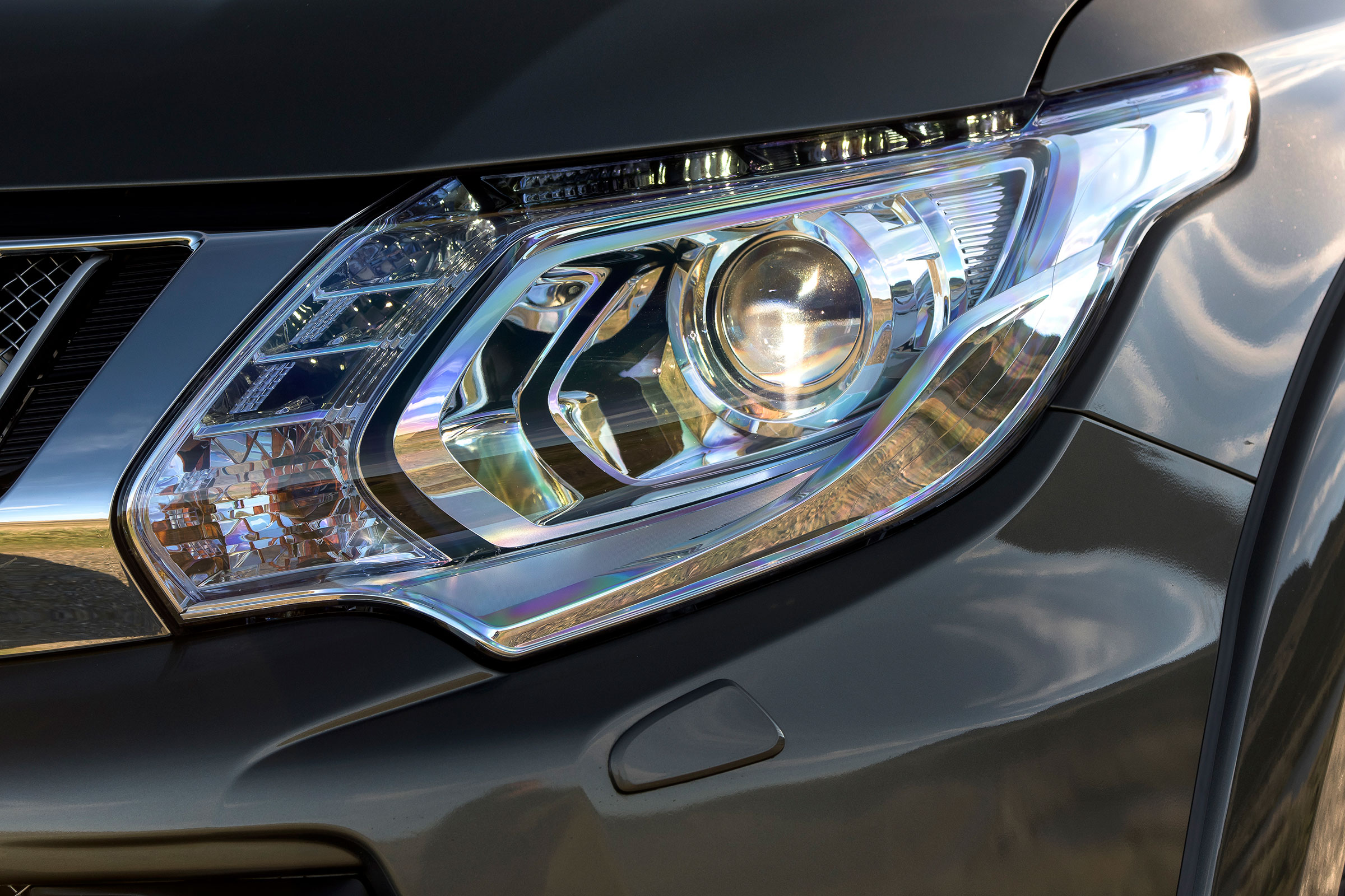 Mitsubishi L200 - front light