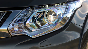 Mitsubishi L200 - front light