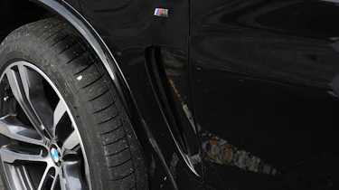 BMW X5 M50d wheel & wing