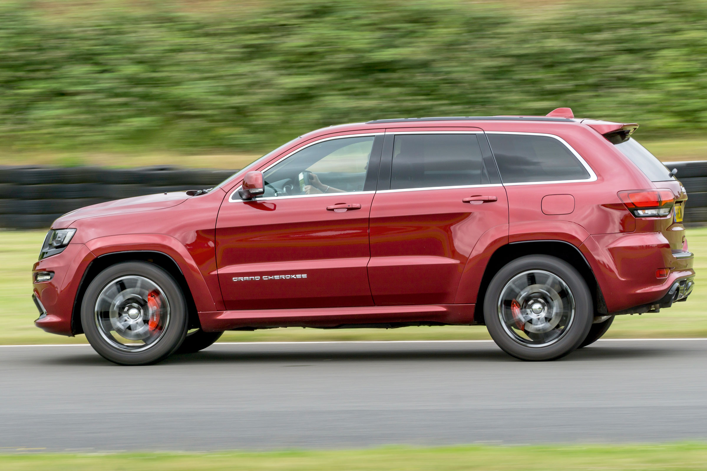 Jeep Grand Cherokee SRT - panning