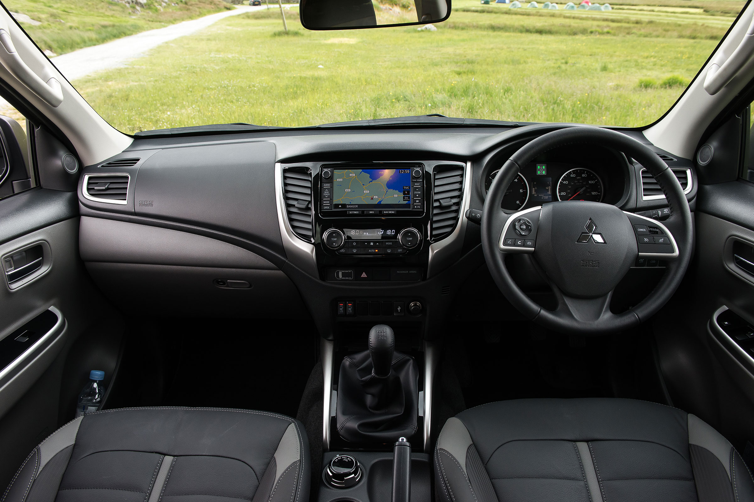 Mitsubishi L200 - interior