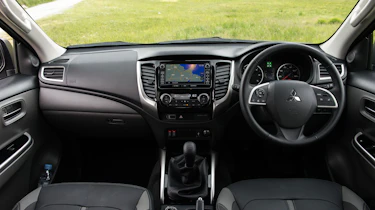 Mitsubishi L200 - interior