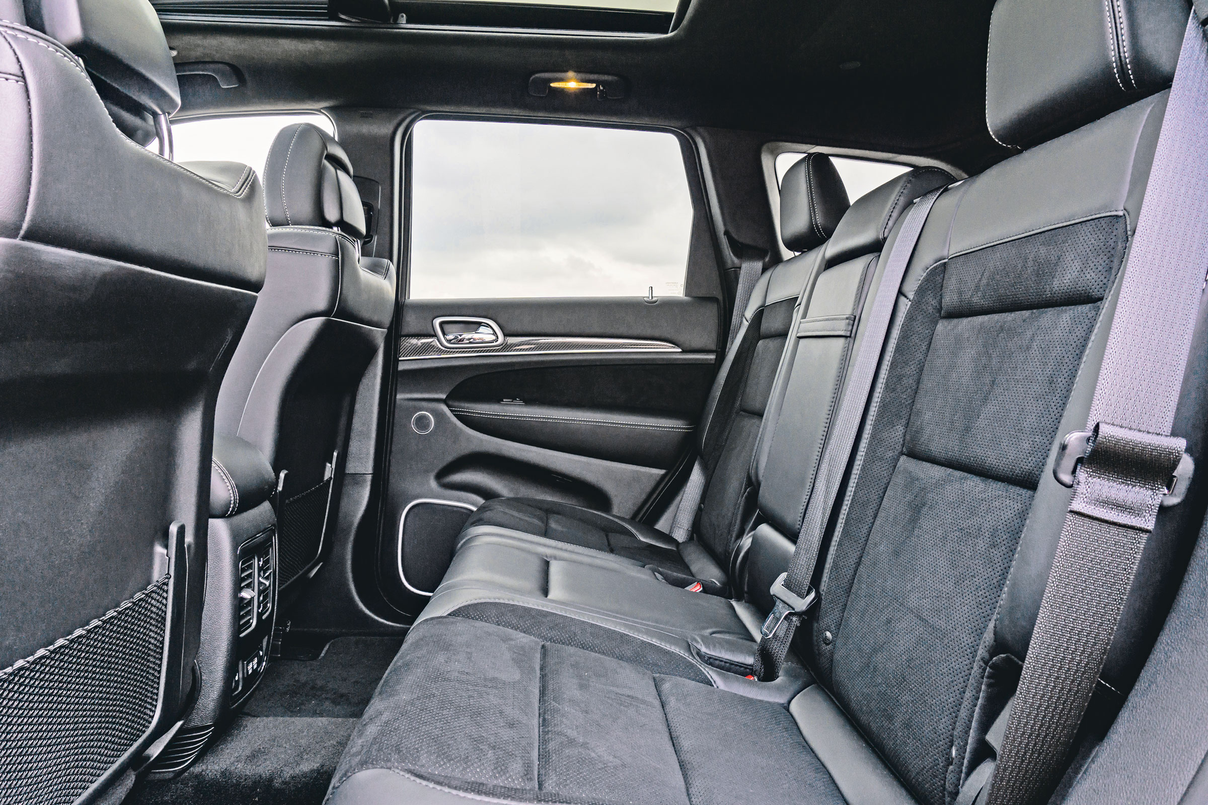 Jeep Grand Cherokee SRT - rear seats