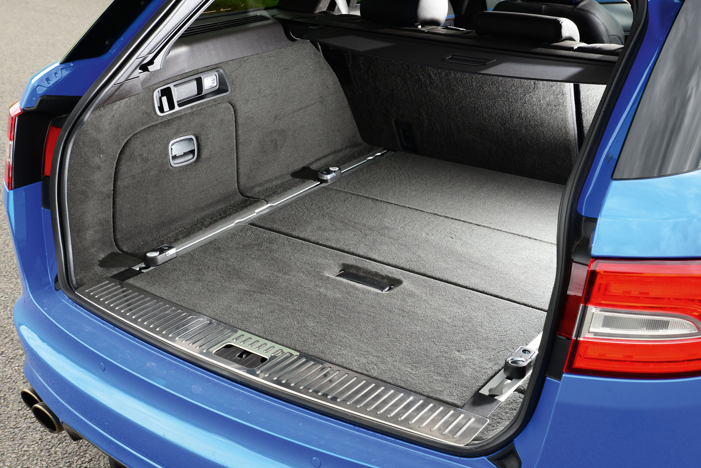 Jaguar XFR-S Sportbrake boot