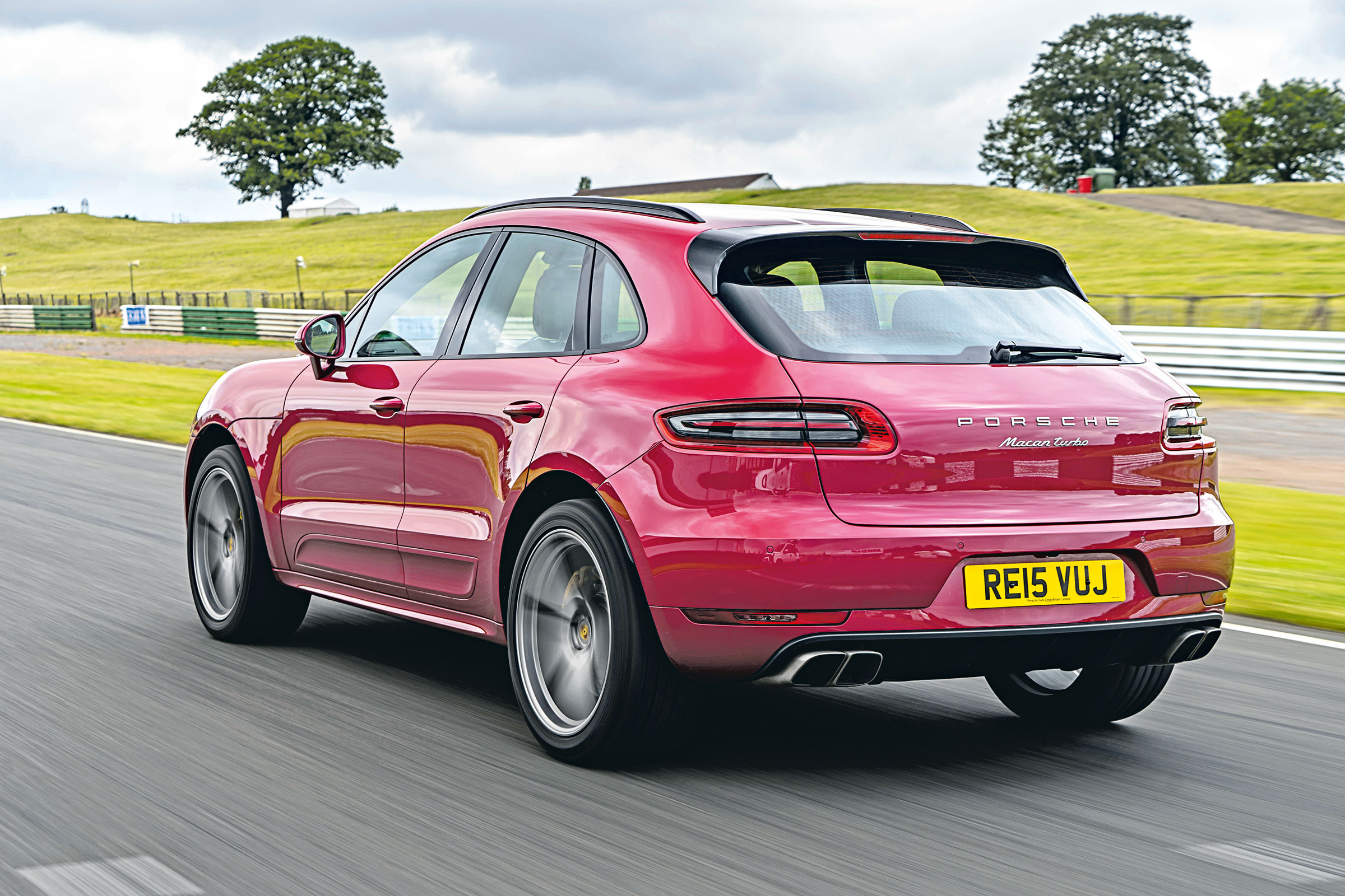 Porsche Macan Turbo - rear tracking