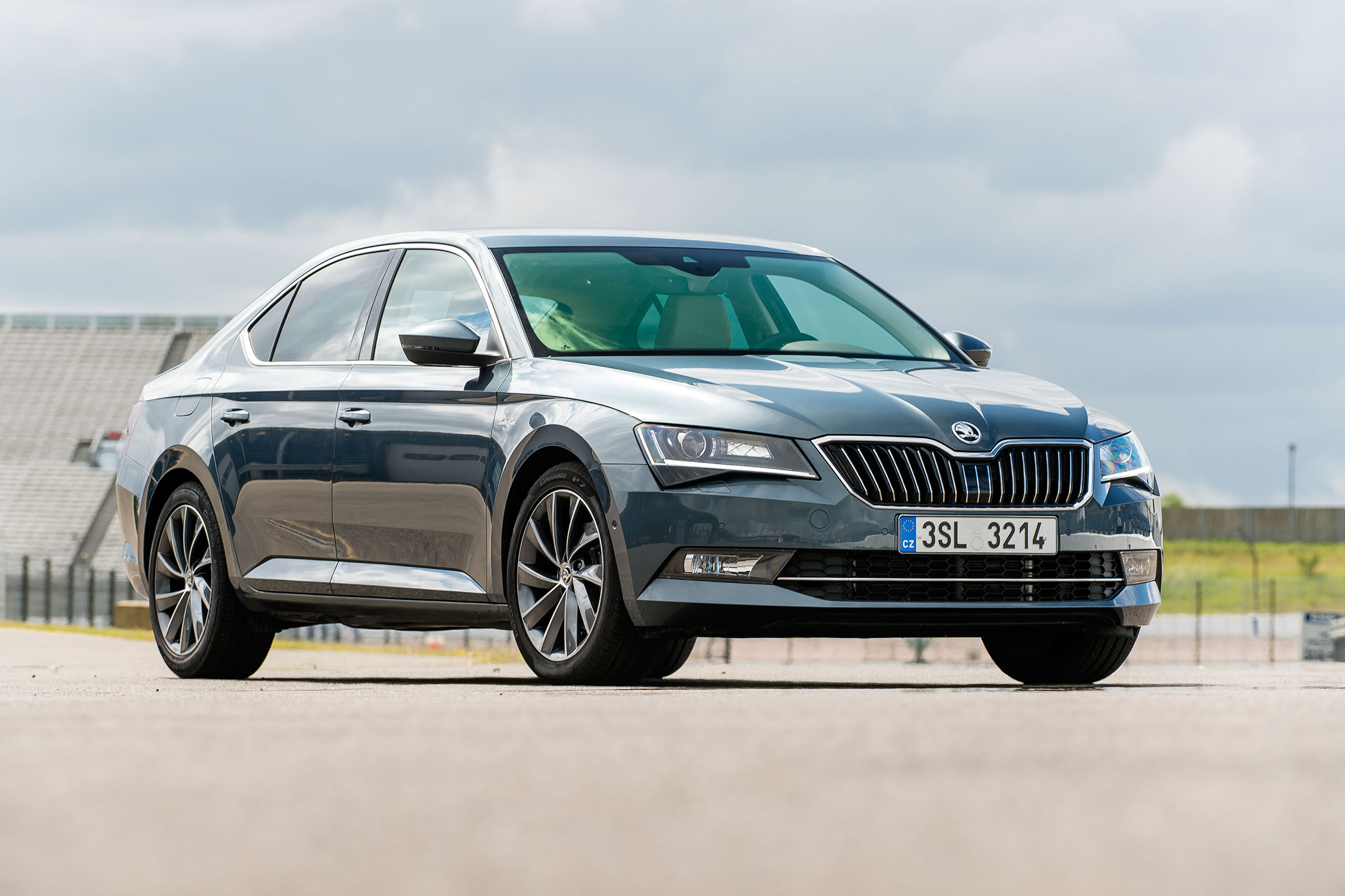Skoda Superb - front static