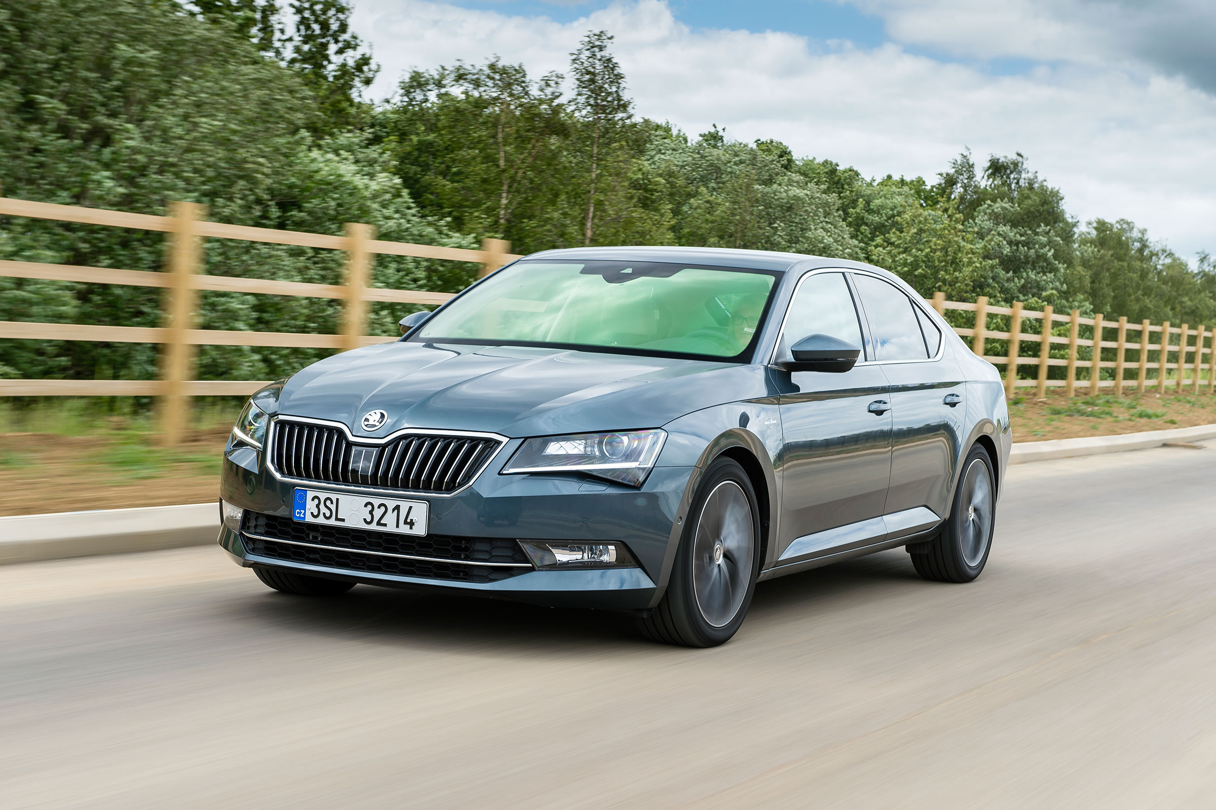 Skoda Superb - front tracking
