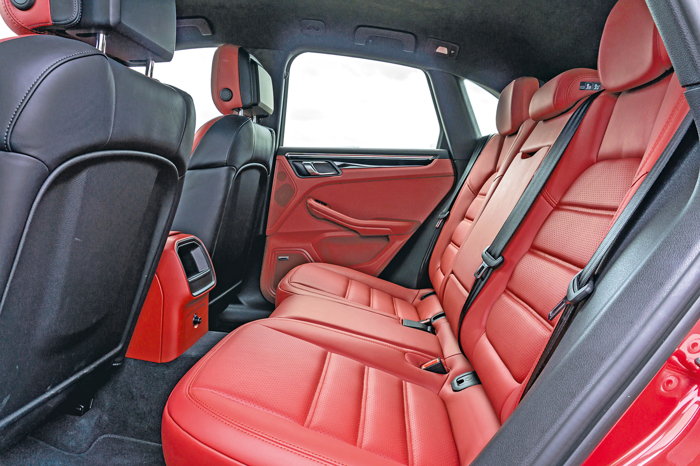 Porsche Macan Turbo - rear seats